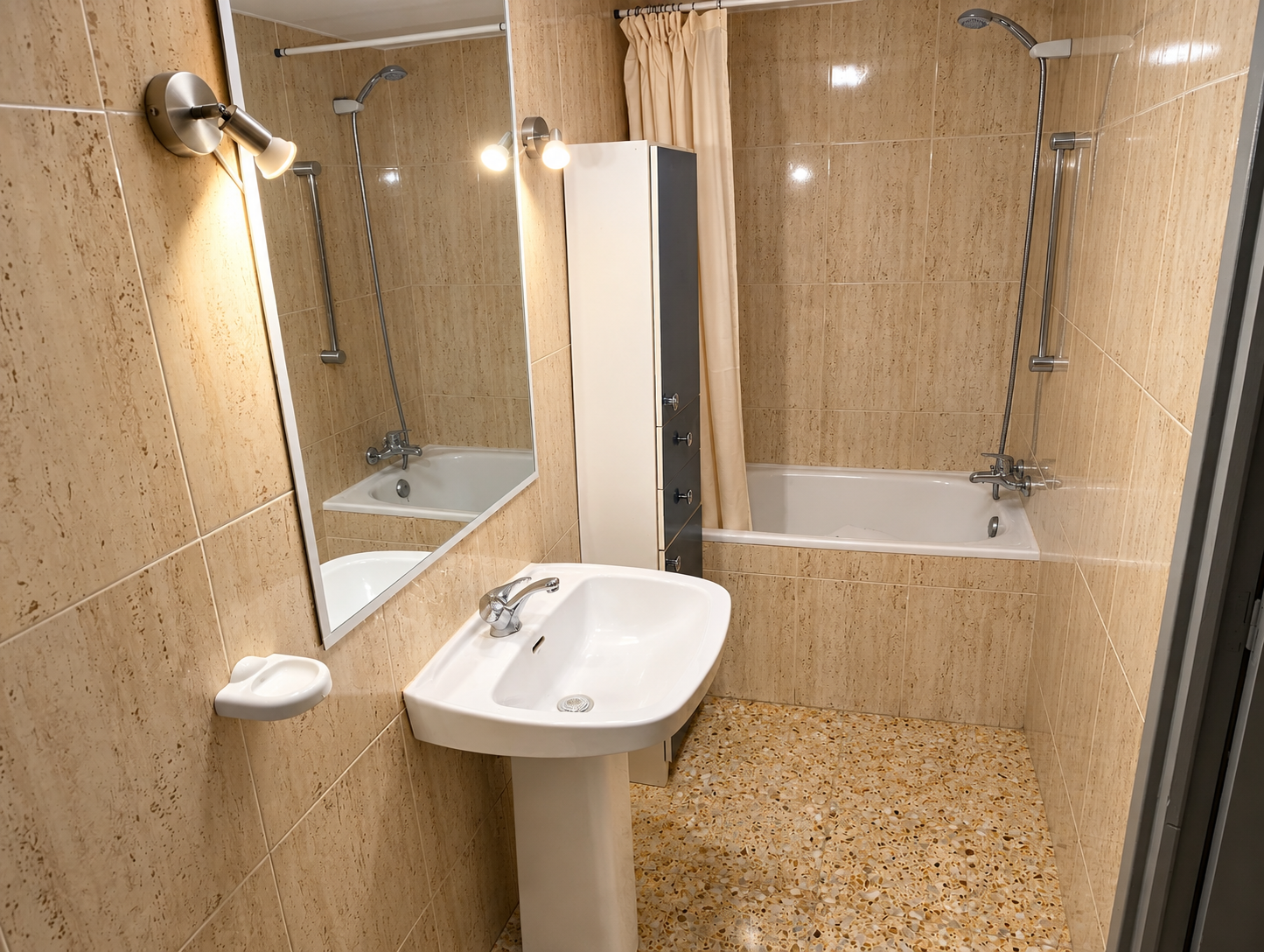 Baño moderno y ordenado con bañera