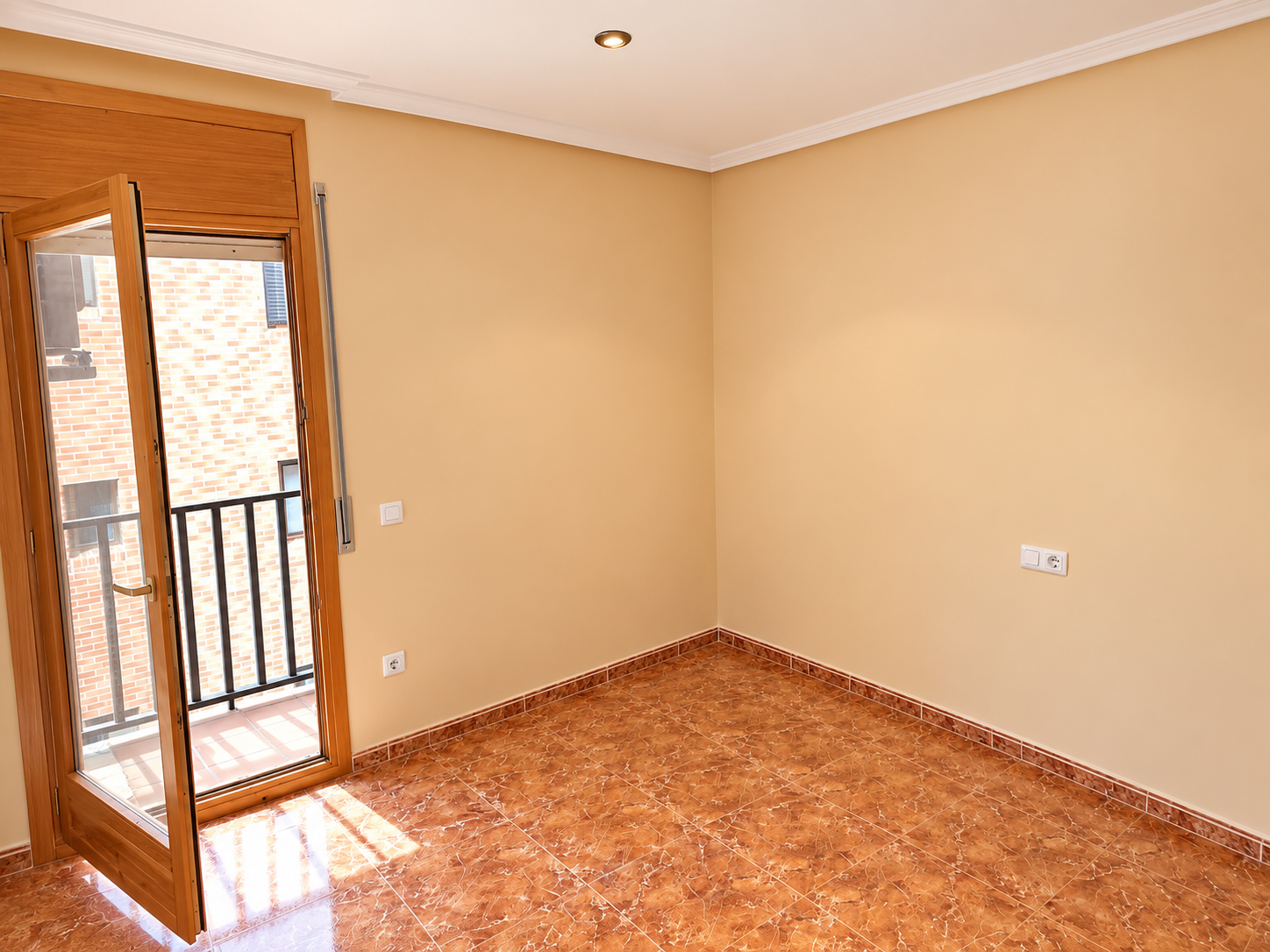 Habitación Vacía con Balcón Soleado