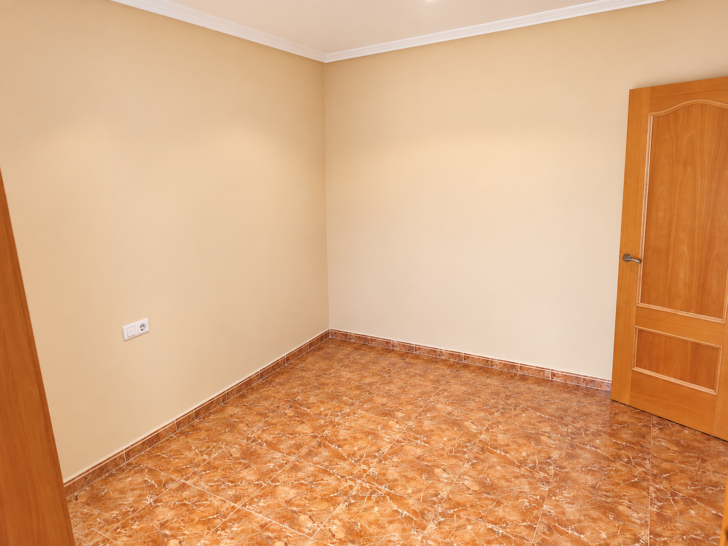Interior vacío con suelo de mármol brillante