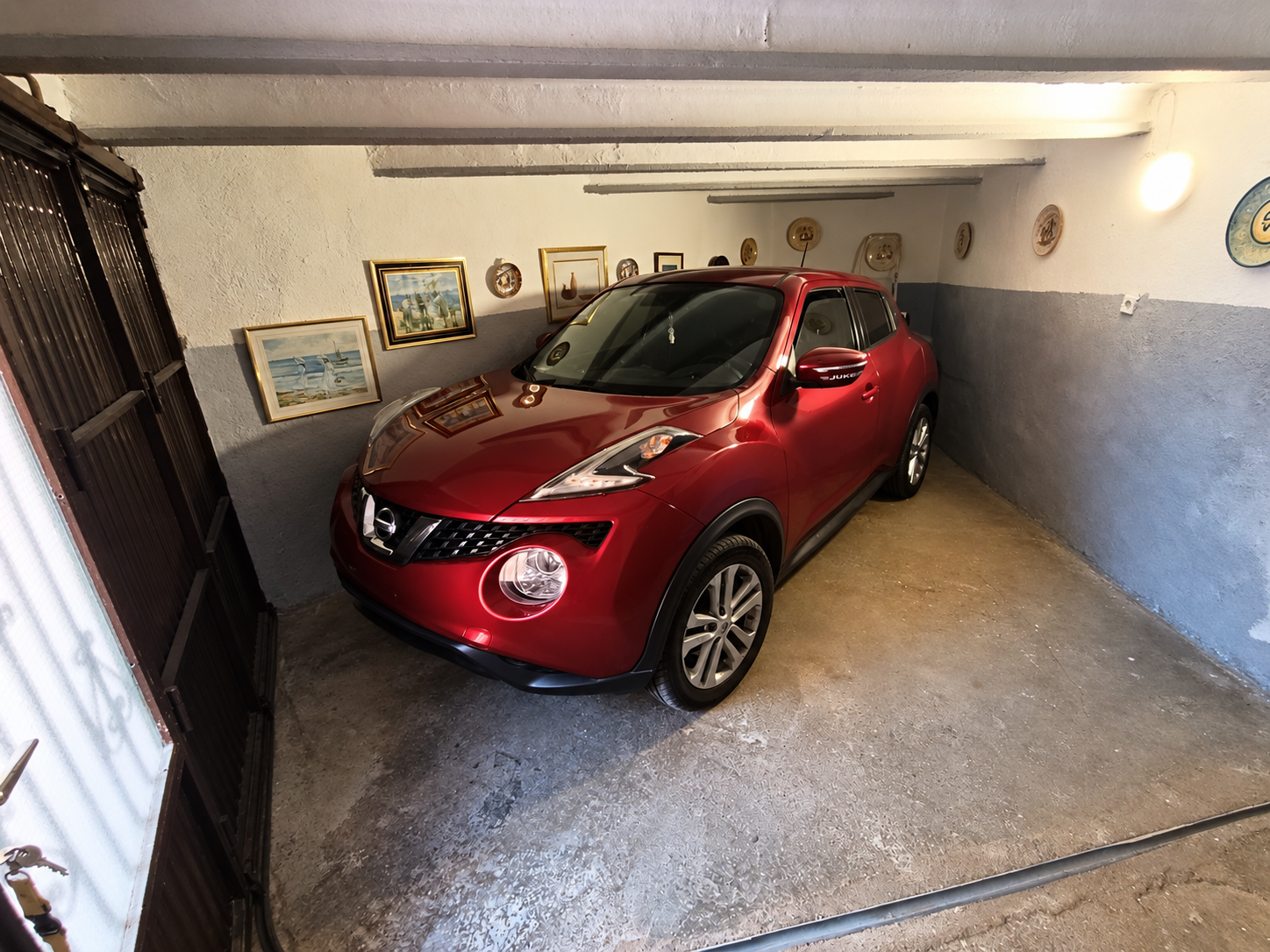 Nissan Juke rojo en garaje acogedor