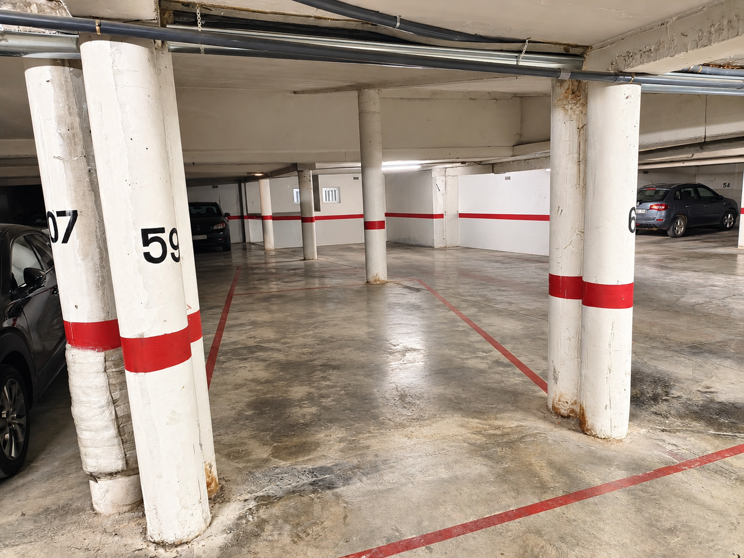 Plaza vacía en garaje subterráneo
