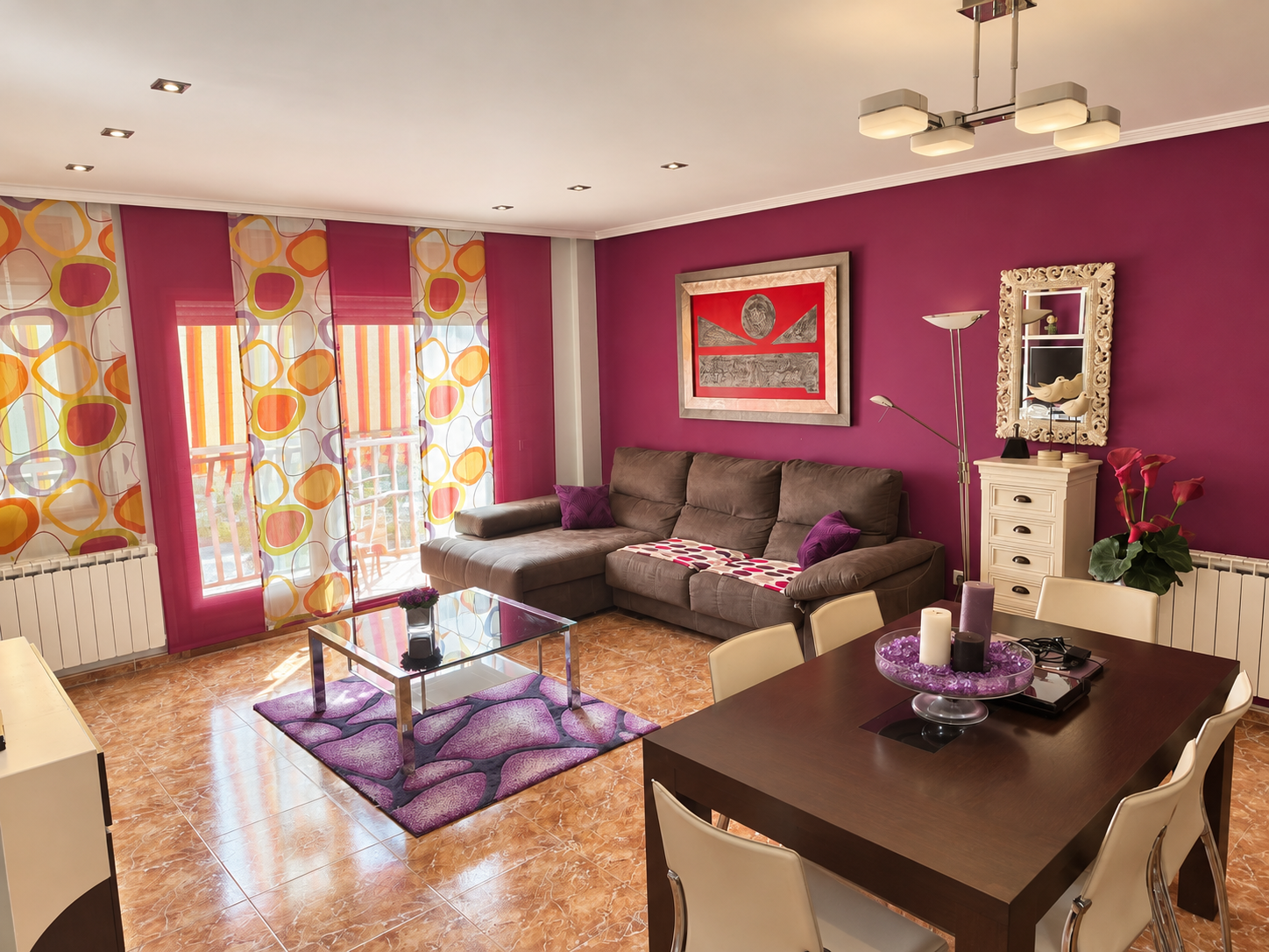 Salón moderno bañado por el sol
