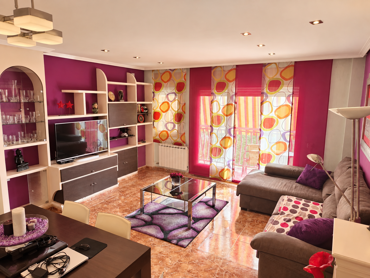 Salón moderno con acentos morados y luz natural